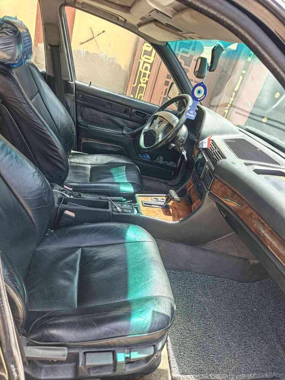 السلام عليكم bmw 700 8 سلندر فول مواصفات منظومه تبريد كلها جديده فتحه تلث طكات دبل ايرباك دبل جكمجه كمبيوتر تحويل ثاني يوم كير جديد صدر جديد تخم تاير داخل جلد بلادي 3وضعيات قياده كهربائياتها كلش جديده بدون لا زلك ولا تجطيل مصبوغه جماليه  بيها خيط بخار قليل بدلت دهن وصارت تنقص قليل السعر ٥٥ بيها مجال مكاني الكوت ***********
