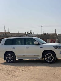 لاندكروزر • ٢٠١١ • ٦ سلندر بنزين