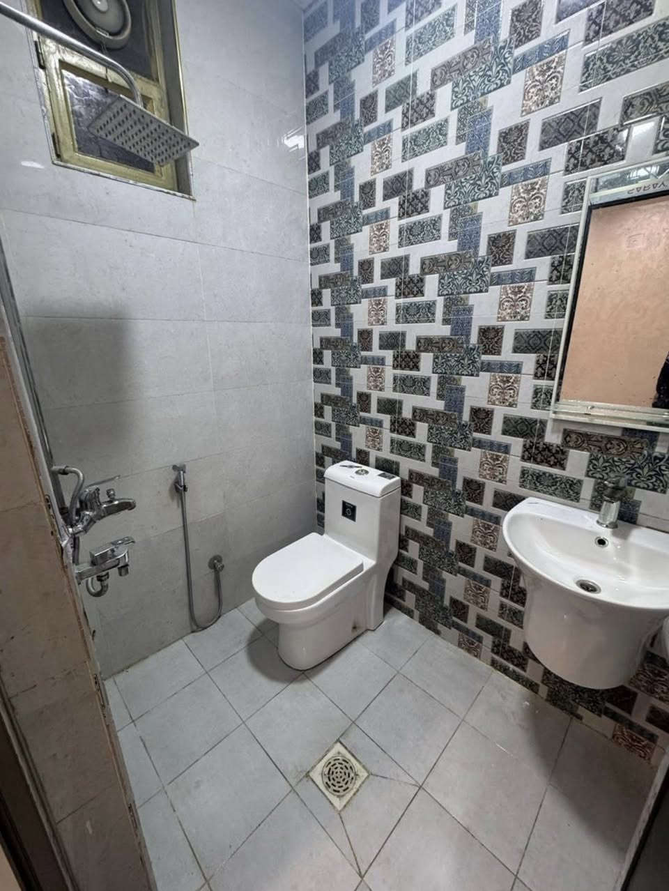 #لـلايـجـار فـي السيـديـة

طابق ارضي واول نظيفات جداً 
كل طابق يحتوي على :
غرفتين نوم وصالة ومطبخ وخدمات صحيـة . 

لـلاستفسار : *********** متوفر واتساب .

بأمكانك عرض عقارك عندنا 
زبائننا الكرام نستقبل كافة عروضكم وطلباتكم 

#مكتب_القيسي_للعقار_والأعمار
شارع المركز مقابل مستلزمات التفاح الاخضر .
