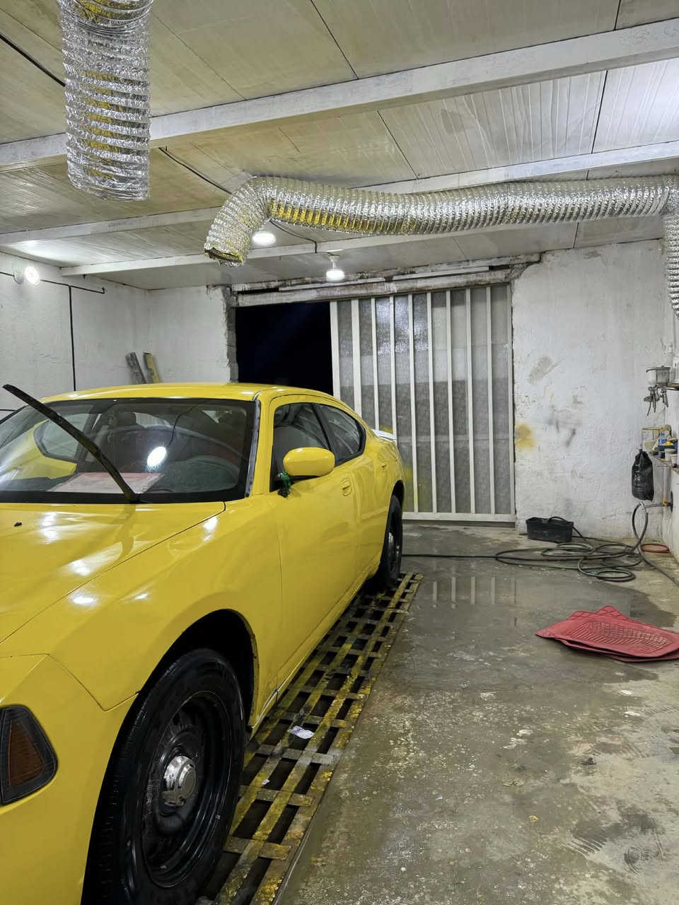 سلام عليكم ورحمة الله سيارة شارجر موديل 9سيارة ممبدل شي بية وممفتوح بية باب ولا جنطة وكير ومكينة وضفيرة وتخم تاير وحدادية توني مشتغلة وتعبان علية بية ضربة بجاملق الايمن فقط سعر سيارة 105 رقم التلفون ***********
