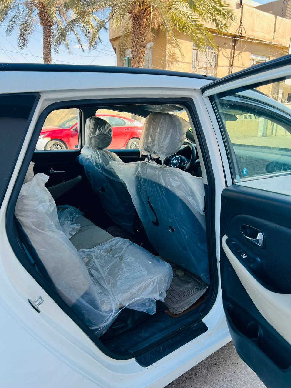 السلام عليكم ..كارنز خليجي بيها قطعتين صبغ وجتف القماره بسيط اثر سقوط سقيفه ..محرك ٢٠٠٠ تحويل مباشر 
السعر ١١٨ ورقه بيع فقط ***********
بغداد القاهره
