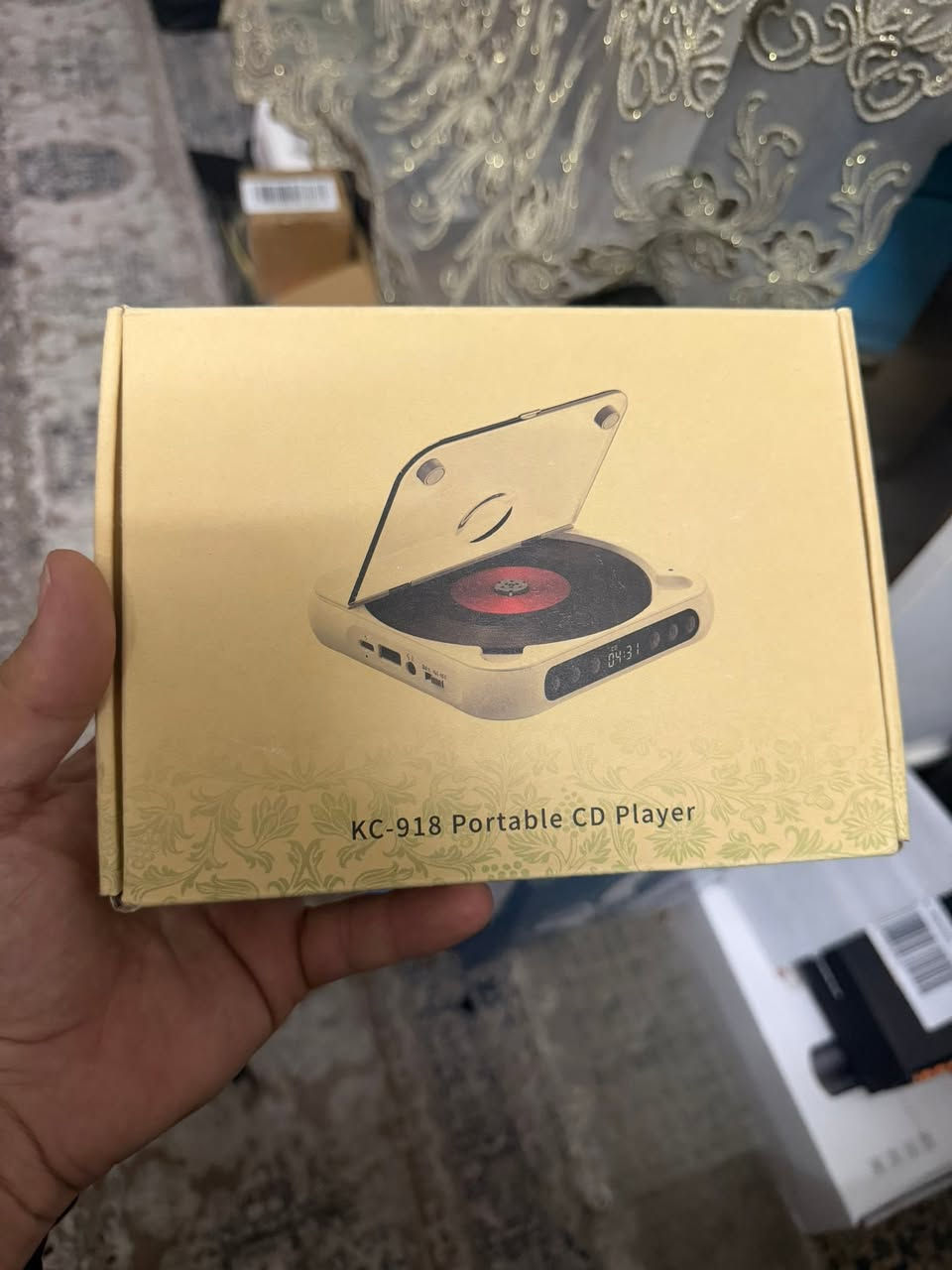 الجهاز هو مشغل أقراص مضغوطة محمول طراز KC-918 يحتوي المشغل على تقنية Bluetooth للاتصال اللاسلكي بسماعات الرأس أو مكبرات الصوت. يدعم الجهاز أوضاع تشغيل متعددة بما في ذلك الأقراص المضغوطة (CD)، وذاكرة USB، والاتصال عبر منفذ AUX.يعمل ببطارية داخلية قابلة للشحن، مما يجعله مناسباً للاستخدام أثناء التنقل السعر 25 الف على اول تم


**إذا كنت صاحب هذا الإعلان وتريد حذفه لأي سبب، رجاءا أرسل رسالة إلى الدعم الفني**