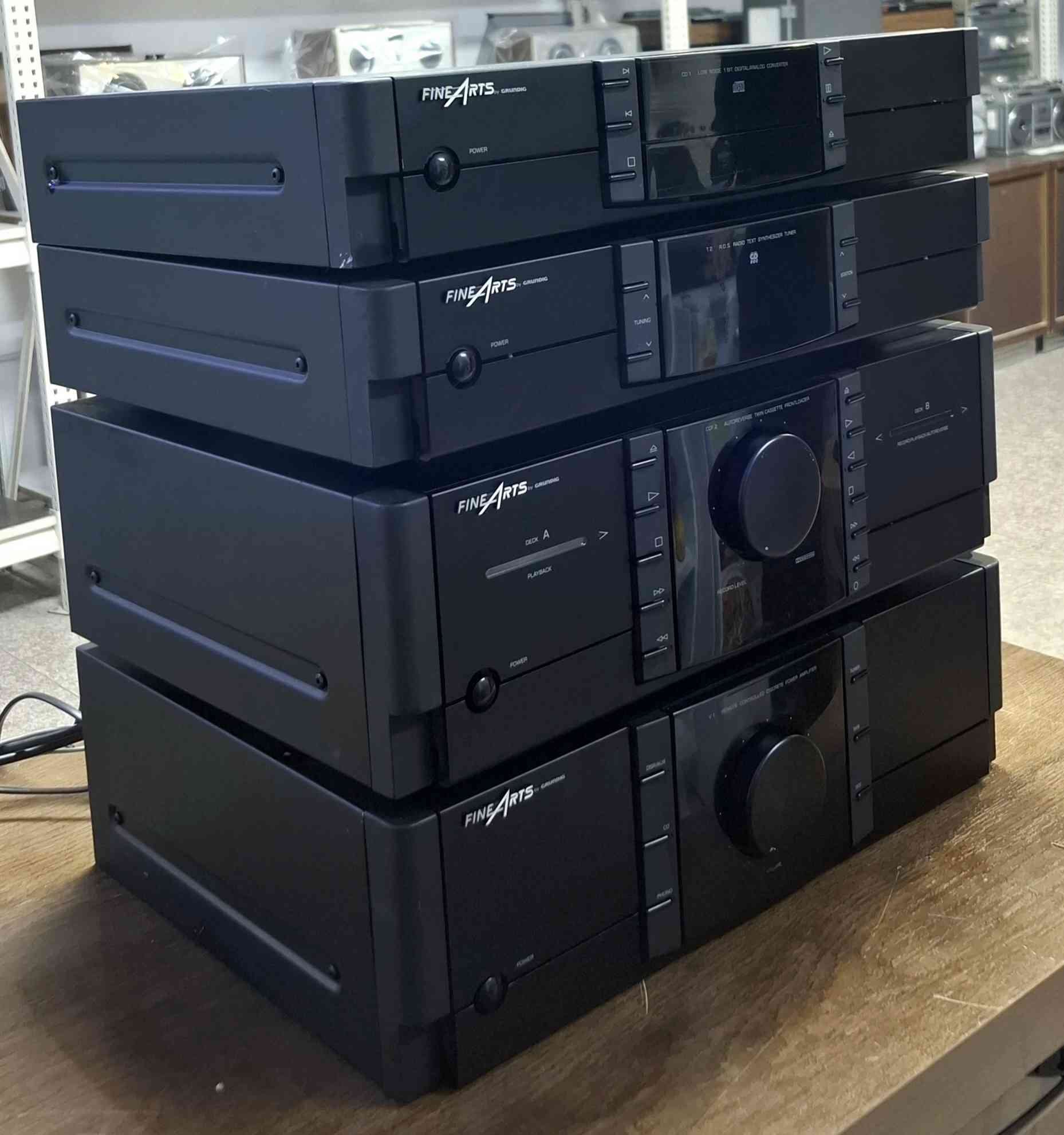 Grundig Fine Arts
سستم كروندك 4 طوابق
امبلیفایر و دك دبل كاسیت و سیدی و رادیو
المانی الصنع 
نظیف جدا حجم لارج
بدون السماعات فقط سستم 
مكانی اربیل توصیل موجود
واتس اب / ***********
