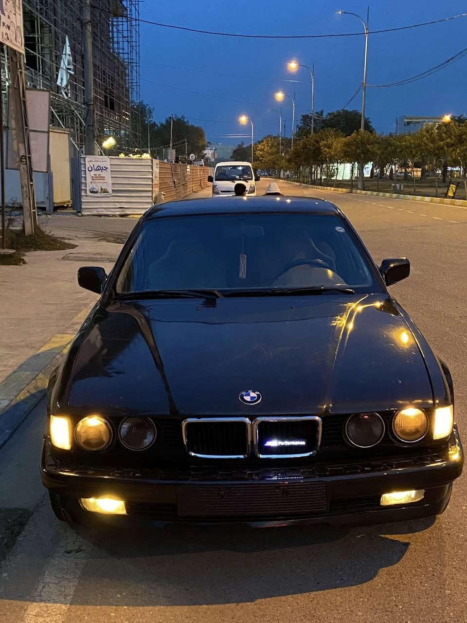 بسم الله الرحمن الرحيم 
بيئيم حجم 735 
موديل 1992
سنويه جديده لحد 2030
هزه جديده تحويل ثاني يوم بسمي 
وياله جديده 
تايرات جديده 
دواخل نضيفه 
بدون ضربه 
(سعرها 47و بيها مجال)
رقم الهاتف 
***********
