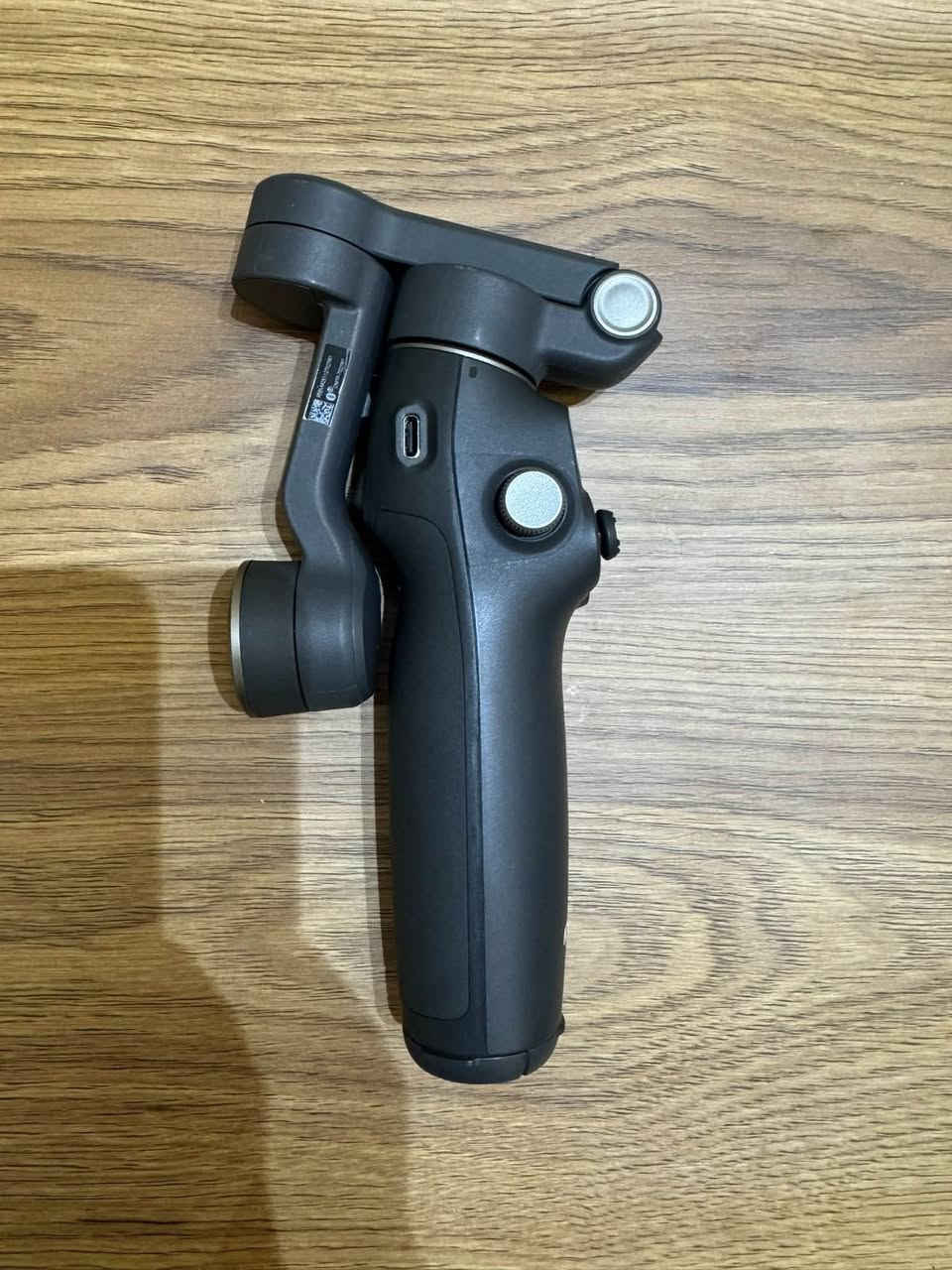 للبيع DJI Osmo Mobile 7P
مانع اهتزاز احترافي للموبايل بحالة ممتازة جداً، استخدام خفيف ونظيف، كامل الملحقات والكارتون الأصلي.

* تثبيت احترافي 3 محاور (Gimbal)
* تتبع ذكي للوجه والأشخاص
* عصا سيلفي مدمجة
* حامل ثلاثي (Tripod) مدمج
* بطارية تدوم لساعات طويلة
* مناسب للفلوكات، الريلز، الإنستغرام، والتيك توك

* يدعم الآيفون والأندرويد

الجهاز كامل أغراضه الأصلية
بدون أعطال أو مشاكل
جاهز للفحص والتجربة

مناسب جداً لصناع المحتوى والناس اللي تريد فيديوهات احترافية وثابتة بدون اهتزاز.

الموقع: بغداد شارع فلسطين
السعر: 100 الف

للاستفسار مراسلة الخاص


**إذا كنت صاحب هذا الإعلان وتريد حذفه لأي سبب، رجاءا أرسل رسالة إلى الدعم الفني**