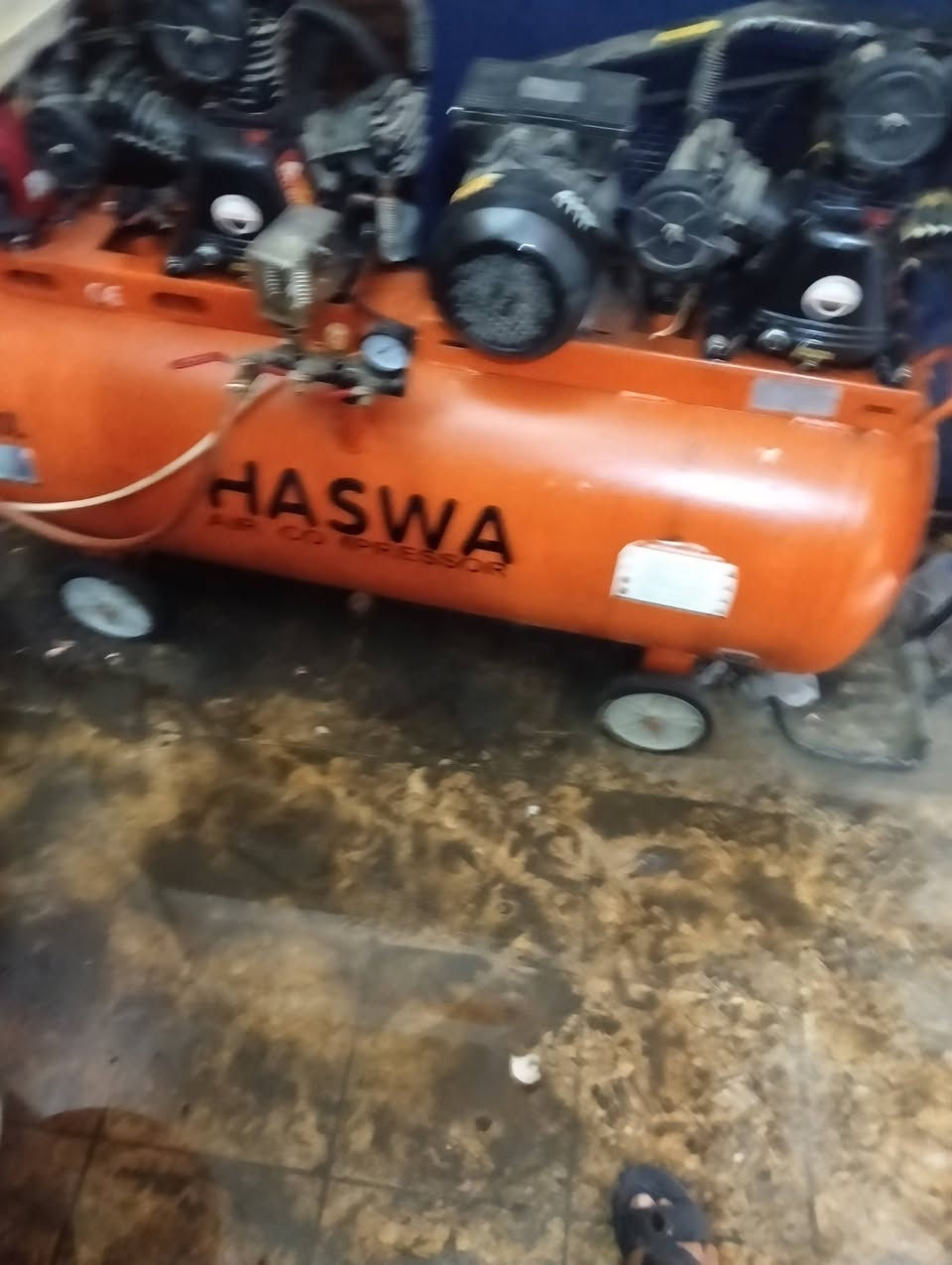 محل كامل اللبيع اي نقص مابيها عارضات مال تاير 8 جكات 3 واحد جك حديد   2هواء  نايتروجين المستعمل بلنص خالعه استعمال شهر دريل عدد 2الاتصالعلى الرقم ***********
