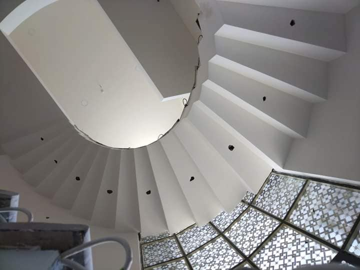 السلام عليكم 
احد خلافات الحي كان يشتغل خارج 
الحي بالشركات والدوائر 
وهسه رجع للحي 
وهذا شغله وهذا رقمه
***********
