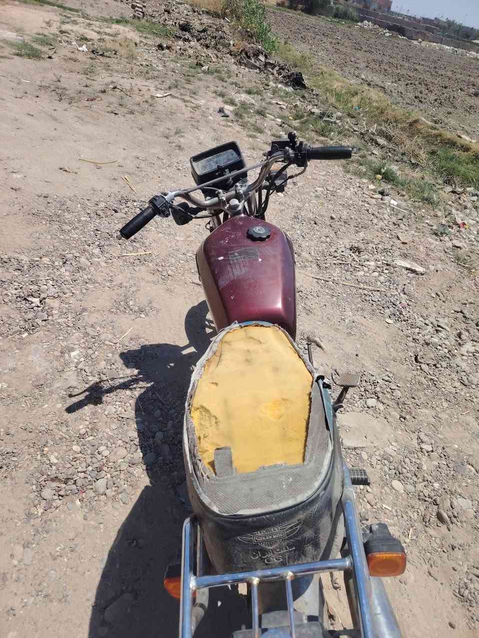 دراجة 5گير🏍️🏍️🏍️ 
دينها گامز
التاير الامامي بنجر
الكهربائيات كلها طافيه🛑 
الهندر مال ستوته🚜🚜 
دهن بدلت الها العام يوم 6 محرم🕒🕒 
براغي المكينه مرتخيه وطالعه ما ادري ليش🤷 
البريكات يشتغلن بس ما يوگفن الدراجة من تمشي
الصالنصه مرتخيه 👈👉 
الكشن مدري السرج مهترأ ممزق في حالة يرثا لها💔 
الدراجه اوراق اوراقها كاملة. بس ضايعه 💔 
رايدها ب 300
مكاني التاجي
24 ابو عضام


**إذا كنت صاحب هذا الإعلان وتريد حذفه لأي سبب، رجاءا أرسل رسالة إلى الدعم الفني**