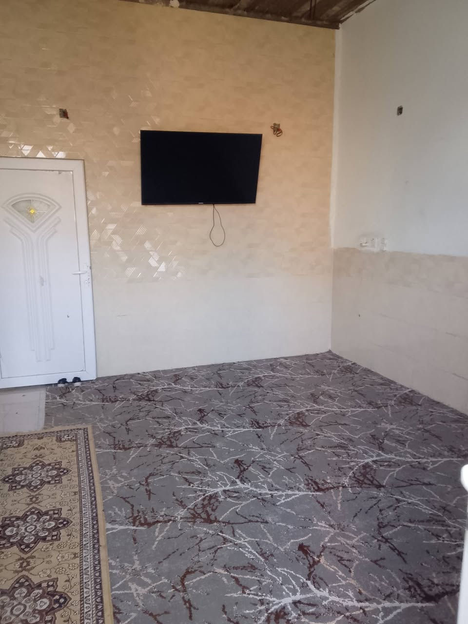 السلام عليكم بيت للبيع مساحه 100متر بيت قاطين القاط الاول استقبال وصاله ومطبخ وغرفه والقاط الثاني غرفه كامل مكمل حياطين سيراميك ارضيه سيراميك من باب الحوش الحد المنور بناء حديث سنه 2024 الموقع بلدروز شارع بيت شلاكه بنهايته لاستفسار على هذه رقم*********** السعر خاص
