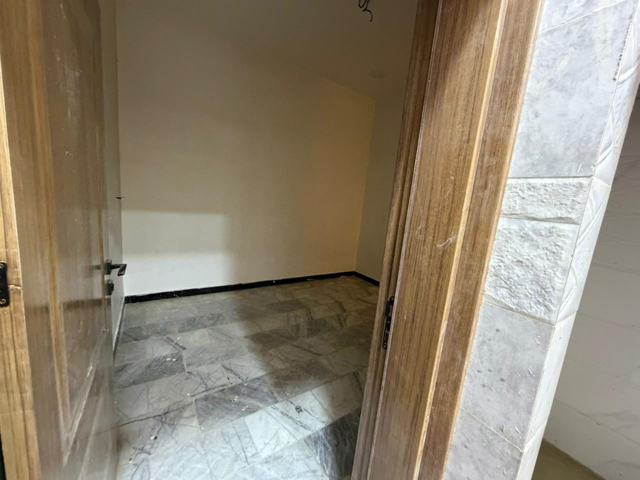 السلام عليكم دار حديث للبيع زيرو مساحه ٥٠ متر واجهة ٤والنزال ١٢ونص بالقاهره بالمعلمين شارع عريض جدا بناء فول موقع ممتاز جدا يحتوي الطابق الأرضي على طرمة وصالة ومطبخ وخدمات وغرفة نوم والطابق الأول يحتوي على غرفتين نوم وخدمات +بيتونه وسطحين للاستفسار***********
