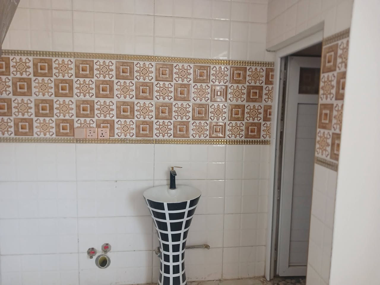 مشتمل البيع حي الشهداء طابقين ٣غرف وصاله ومطبخ ستقبال كراج صحيات المساحه ١٥٠م شارع ١٥م ركن السعر ٨٨ للستفسار اتصل ***********
