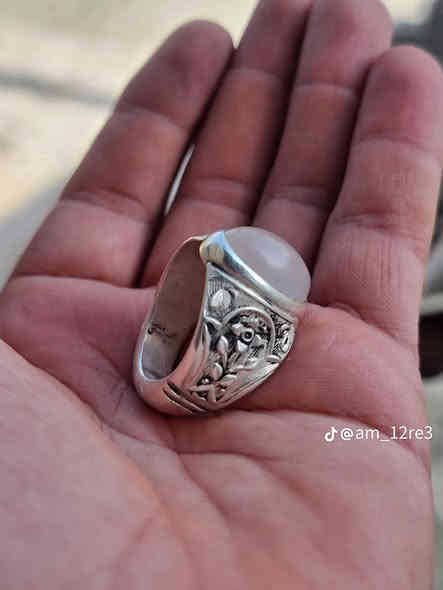 عقيق يماني ابيضّ قديم جراخه قديمه 

صياغه الأستاذ طالب ابو مشتاق مختوم ابو مشتاق

قياس الخاتم 24 

المكان / جميله خير الله قرب محكمة مضفر 

السعر 200$ قفل من الأخير بدون عمله

***********
