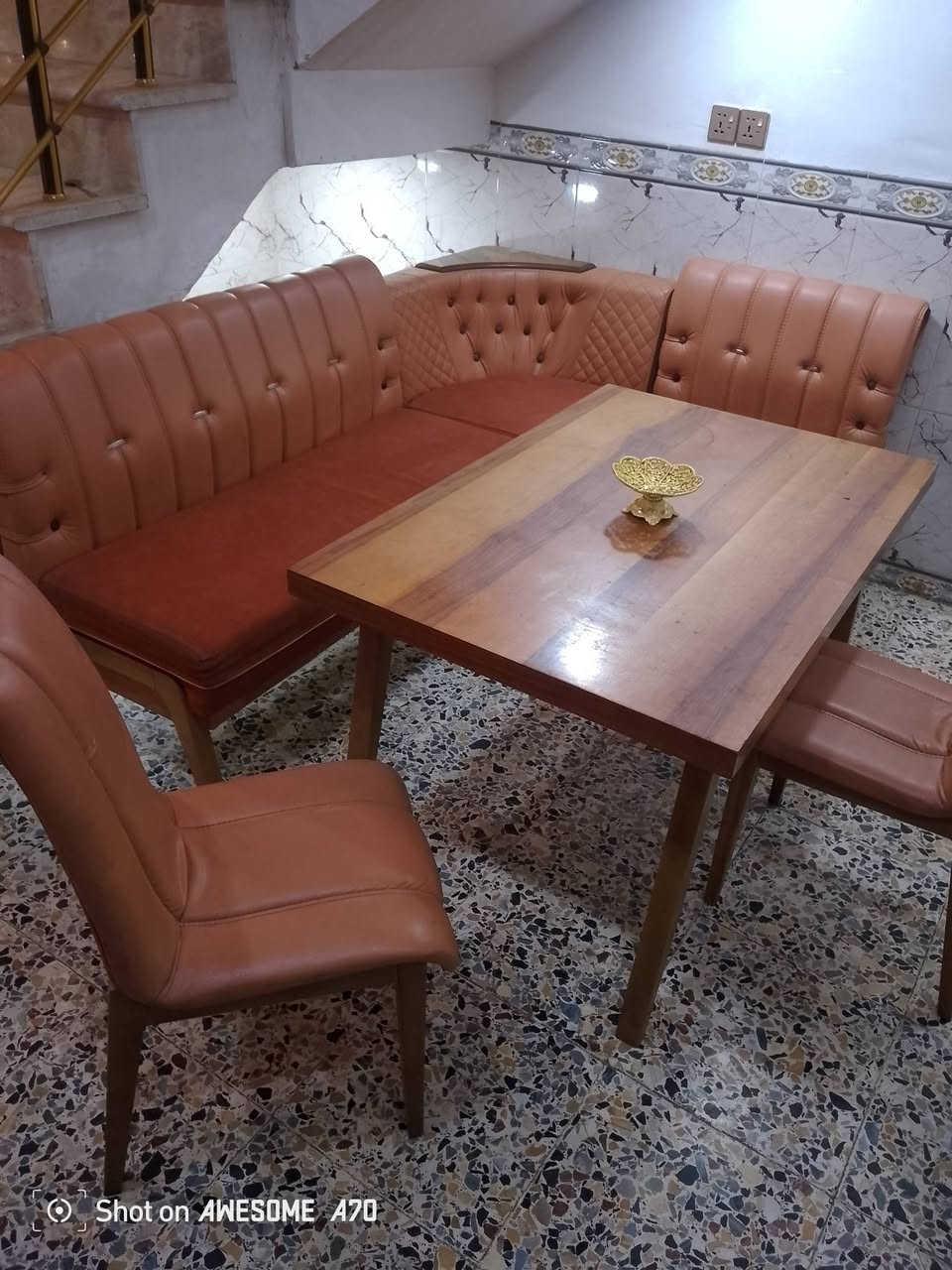 ميز طعام 2 كرسي 3 غنفات نظافه 90بل100 لاظرر لا كسر  سعر على خاص  المكان بغداد مدينه الصدر رقم الهاتف ***********يوجد واتساب
