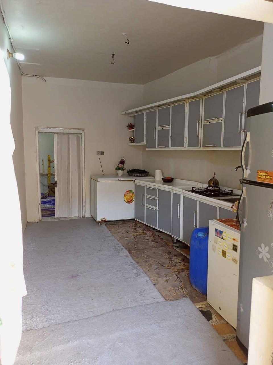 بيت مناسب  للبيع مساحه ١٢٥ الاسكان الصناعي النزله الثانيه  شارع الكيات  مقابيل عداديه الكندي طابقين الأول استقبال وصاله ومطبخ وصحيات وغرفه الثاني غرفتين وصاله وصحيات و2 سطح وصحيات ومنور مسقوف سندويش مطلوب اسكان ٨ مليون السعر الكلي ١٢٠ لتواصل ***********
