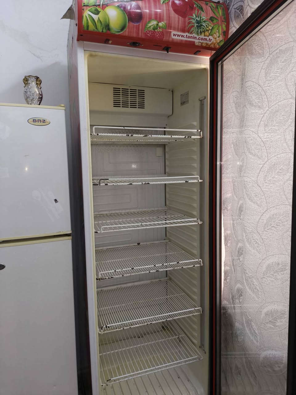 عارضة تفيدك للبيت وللمحل 
مبردها قوي وغازها كامل 
شغالة كلشي مبيها تجي تفحصها بايدك وبعينك
السعر 225 وبيها مجال 
الرقم للتواصل ***********
عنواني جانب الايمن منطقة الشفاء قرب الطوارئ ام الربيعين
