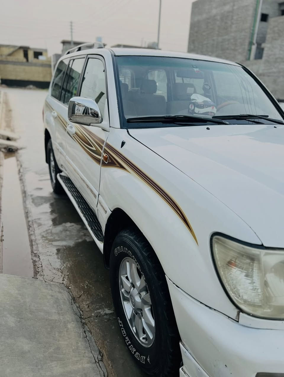 السلام وعليكم سيارة لاندكروز مونيكا (موديل2000 محدثة 2007) سيارة كاملة مابيها نقص خير من الله مصبوغة حزام جمالية تكم قمارة مكفولات السعر 118 وبيها مجال للستفسار هاذا رقمي *********** بي واتساب العنوان ديالى الخالص
