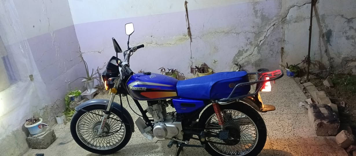 السلام عليكم اخواني ماطور للبيع موديل 21 نوعيه تايجر محرك حيل نظيف كل شي شغال وايرمانيه جديد دبلاته جديد كل شي شغال محرك فقط والفات مبدل والباقي جديد اوراق موجود ماتور كامل جاهز سعر 300 عنوان العياضيه شراي يتصل على الرقم ***********
