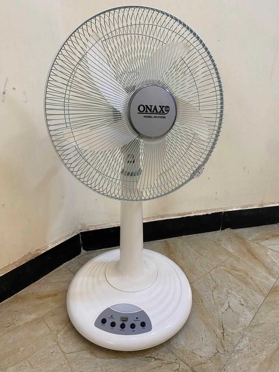 للبيع مروحه شحن شغاله عشرط فقط عوزه بطاريات بطارياته تشحنه تبقه شغاله خلال ساعه ساعه ونص يعني شغالات بس ما يطولن تجي اشغلكياه وتفحصه وشوفه وتاخذه سعر خاص مكاني سماوه حي شهداء ***********
