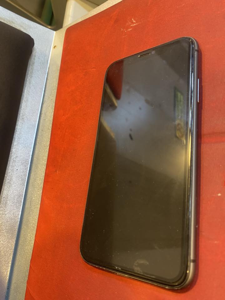 ايفون 11امريكي اصلي 
السعر 235بي محال 
مكاني بغداد 
موجود واتساب 
***********
