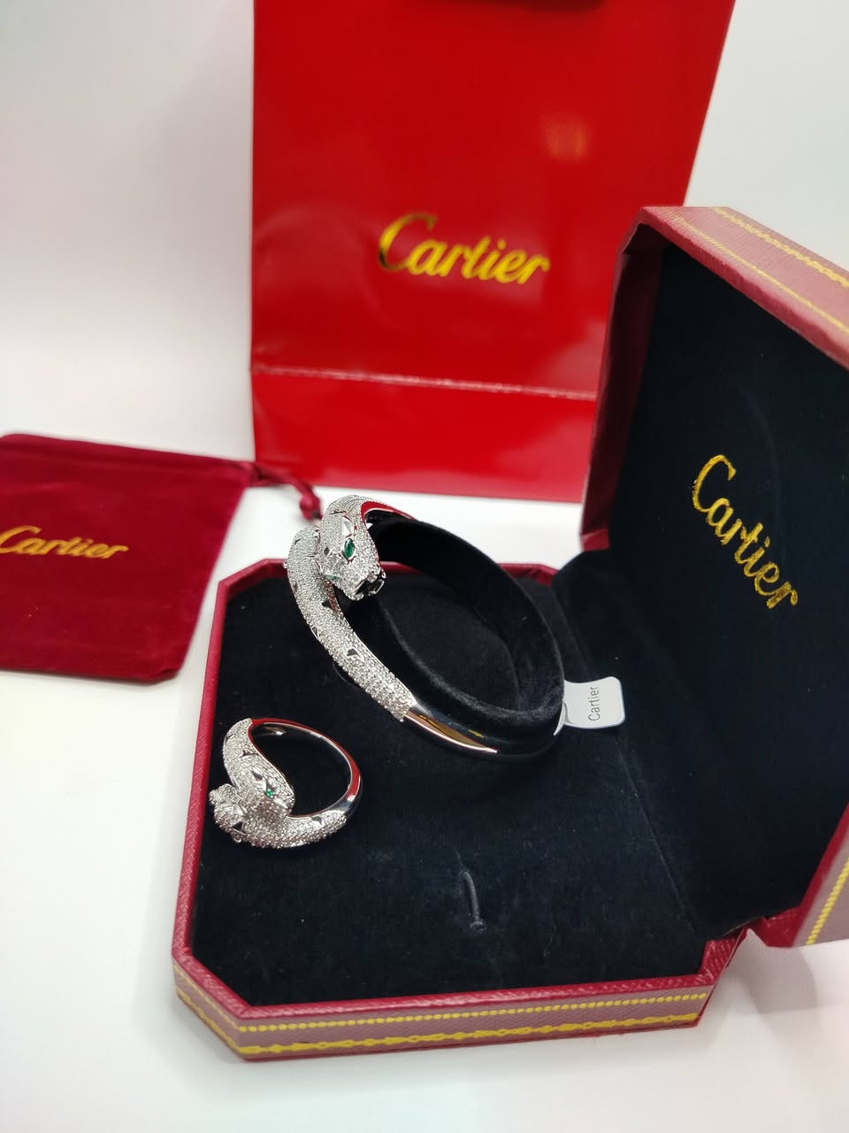 سوار ومحبس كارتير مختوم مع الملحقات يوجد توصيل


**إذا كنت صاحب هذا الإعلان وتريد حذفه لأي سبب، رجاءا أرسل رسالة إلى الدعم الفني**