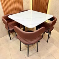 طاولة ٩٠×٩٠ سم • سطح رخام مزجج • ٤ كرسي جلد