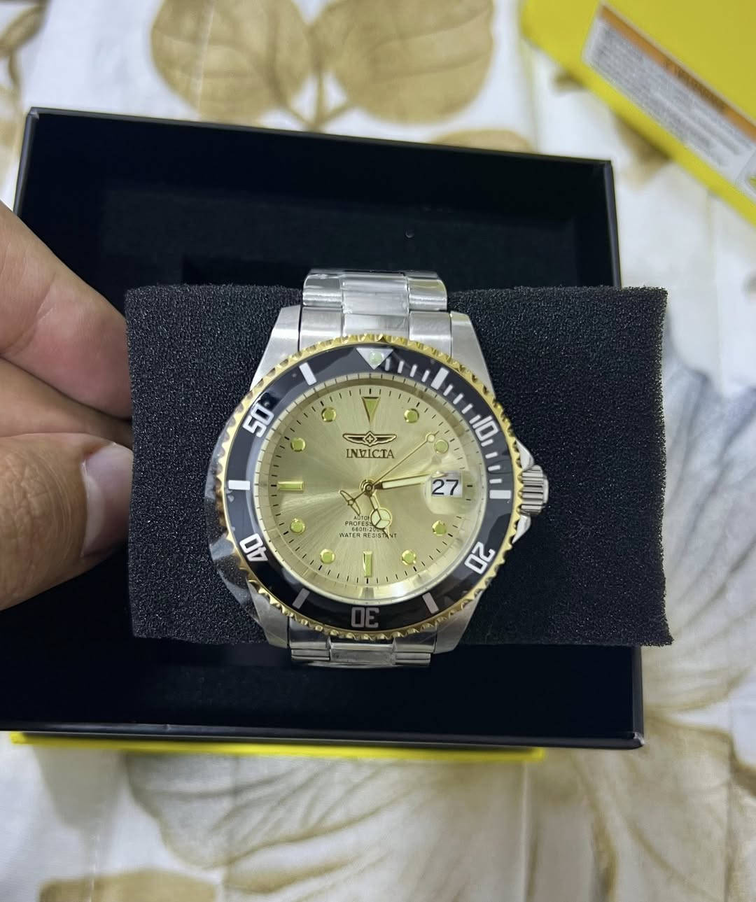 ⌚ ساعة Invicta غواصين – أوتوماتيك قطر ٤٠ ⌚

🔹 الحركة: أوتوماتيك (تعمل بدون بطارية)

🔹 الفئة: Professional Diver

🔹 مقاومة الماء: 200 متر

🔹 الزجاج: كريستال مقاوم للخدش

🔹 الإطار: دوّار (Diver Bezel) أسود مع تفاصيل ذهبية

🔹 لون المينا: ذهبي مع مؤشرات مضيئة

🔹 السوار: ستانلس ستيل

✨ ساعة قوية وفخمة، مناسبة للاستخدام اليومي والسباحة

✨ ماركة عالمية معروفة بتصاميم الغواصين

📍 السعر: 175 الف

📞 للتواصل: خاص او واتس اب

***********
