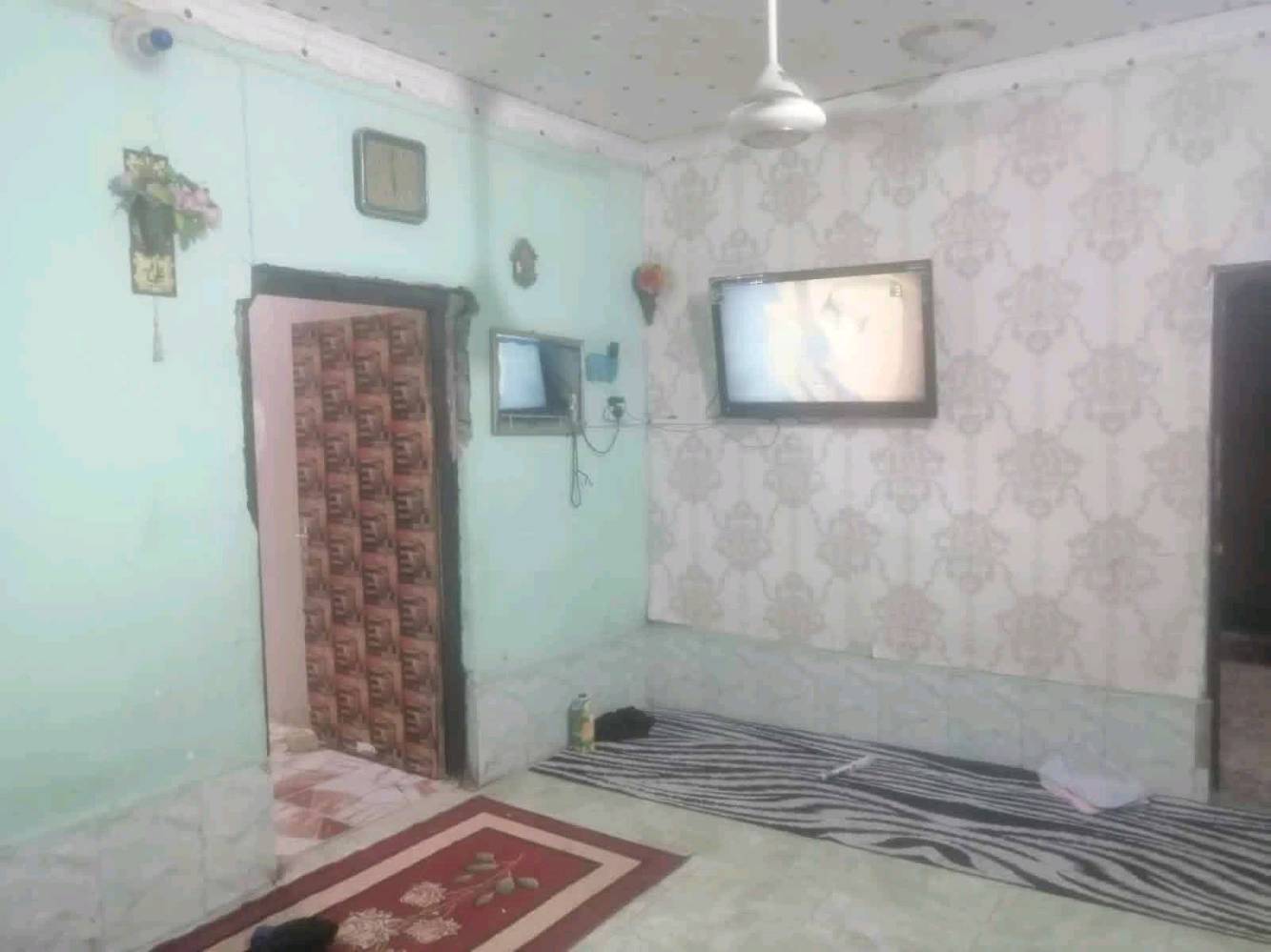 ببت للبيع مساحه ا400ركن محلات ثنين وياه مكون من غرفتين وصاله وصحيات ومطبخ عل شارع يبعد 100متر عن مفرك سديناويه بناء قديم بلوك  السعر 65وبي مجال بصيط التصال عل ***********
***********