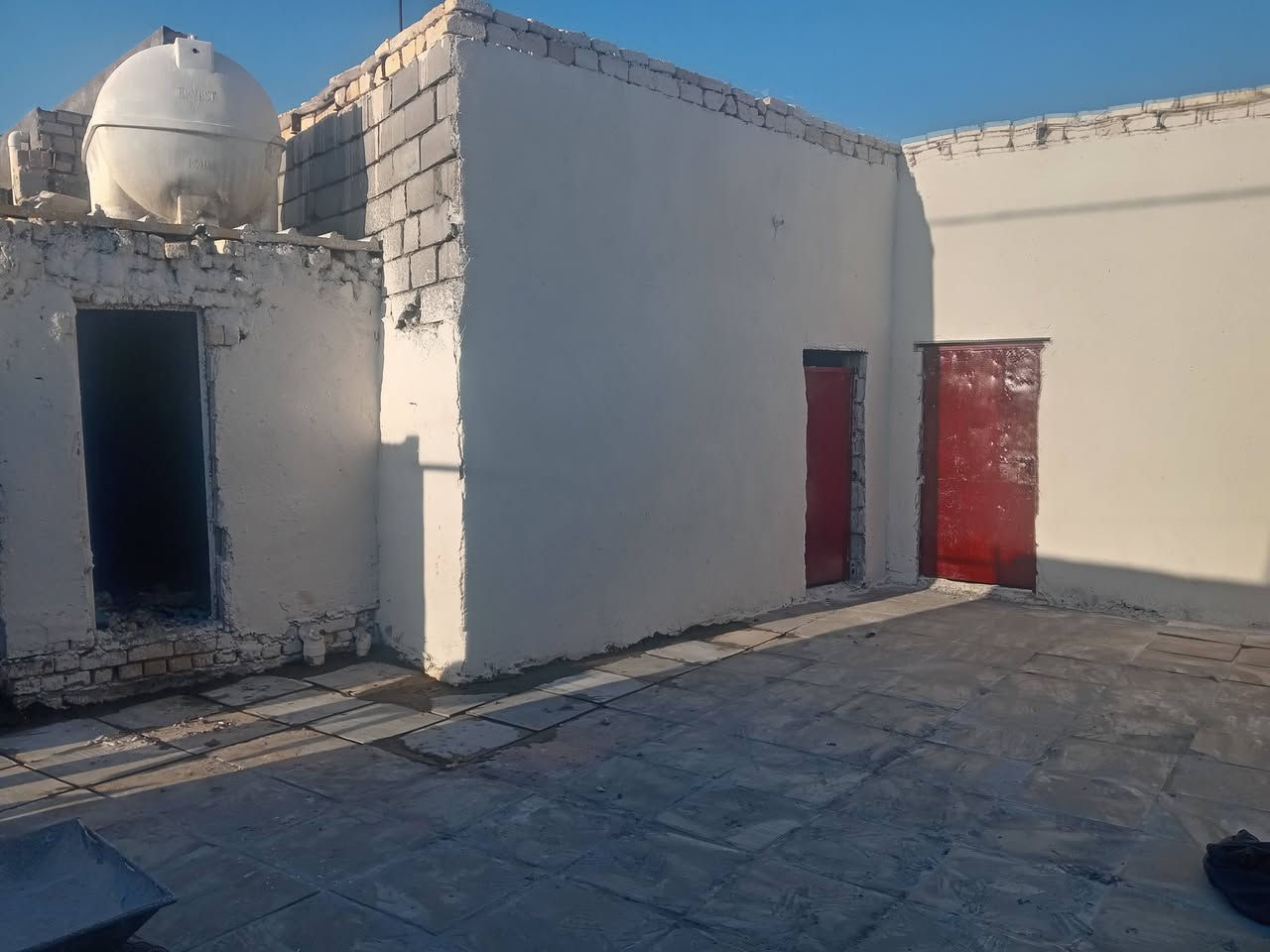 سلام عليكم بيت للبيع عند ال معالي يم الجسر المعلق قرف وصاله ومطبخ بنيان حديث سعر ١٧وبيه مجال ***********
