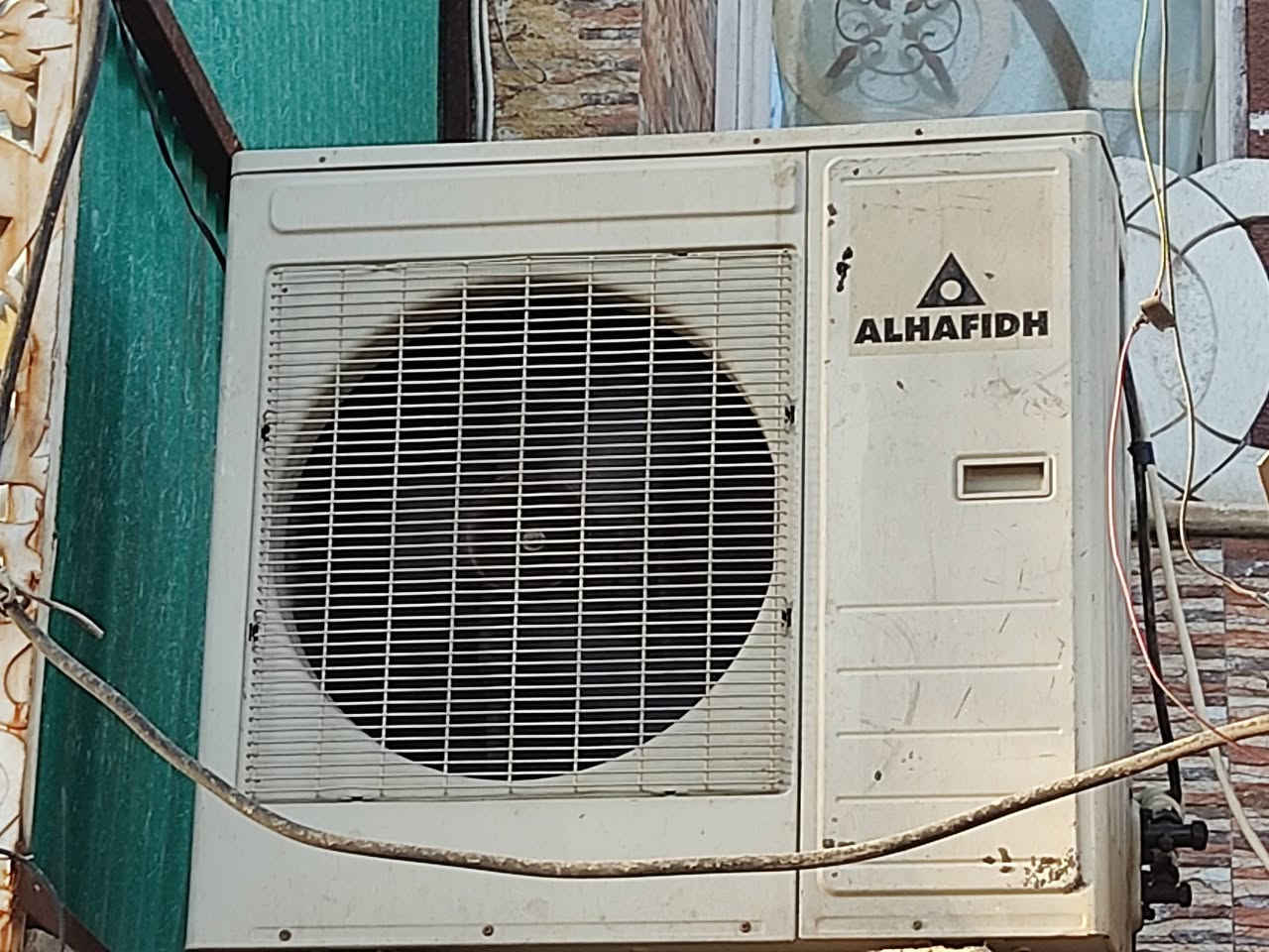 سبلت عاموي للبيع 
الماركة: ALHAFIDH
التبريد: قوي للمساحات الكبيرة والصغيره مثل الصالات والغرف 
 سعته: ٣ طن 
الوحدة الخارجية كبيرة، يعني تبريده قوي وساحب كهرباء أكثر من السبلتات الصغيرة
يتحمل التشغيل الطويل خاصة بالصيف
ماكو اي عطل في السبلت فقط القطعه الخارجيه تفصل وترجع تشتغل
السعر خاص


**إذا كنت صاحب هذا الإعلان وتريد حذفه لأي سبب، رجاءا أرسل رسالة إلى الدعم الفني**