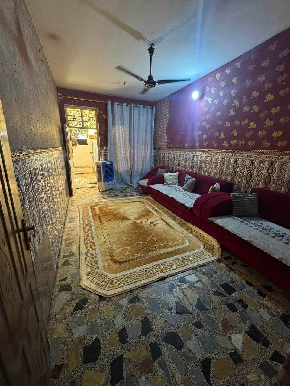 بيت للبيع / طابو ملك صرف
الموقع الشعب نهاية الفورتات مجاور مستشفى الزهراء الاهلي 

المساحه79متر  واجهه 3.5 نزال 22.5

 بناء 2017

البيت مدخل واحد +طابق واحد 

-الطابق الاول / طرمه +حمام خارجي + استقبال + غرفة +مطبخ + حمام+ترك

-الطابق الثاني/ يحتاج اله بناء ١٠ سوف طابوق يكمل +بيتونه كامله 

الُبيت داخل فرع مغلق مرتب من كل نواحي 

 شارع عريض 10

للاستفسار الاتصال على رقم هاتف ***********

السعر 90 مليون قابل للتفاوض
