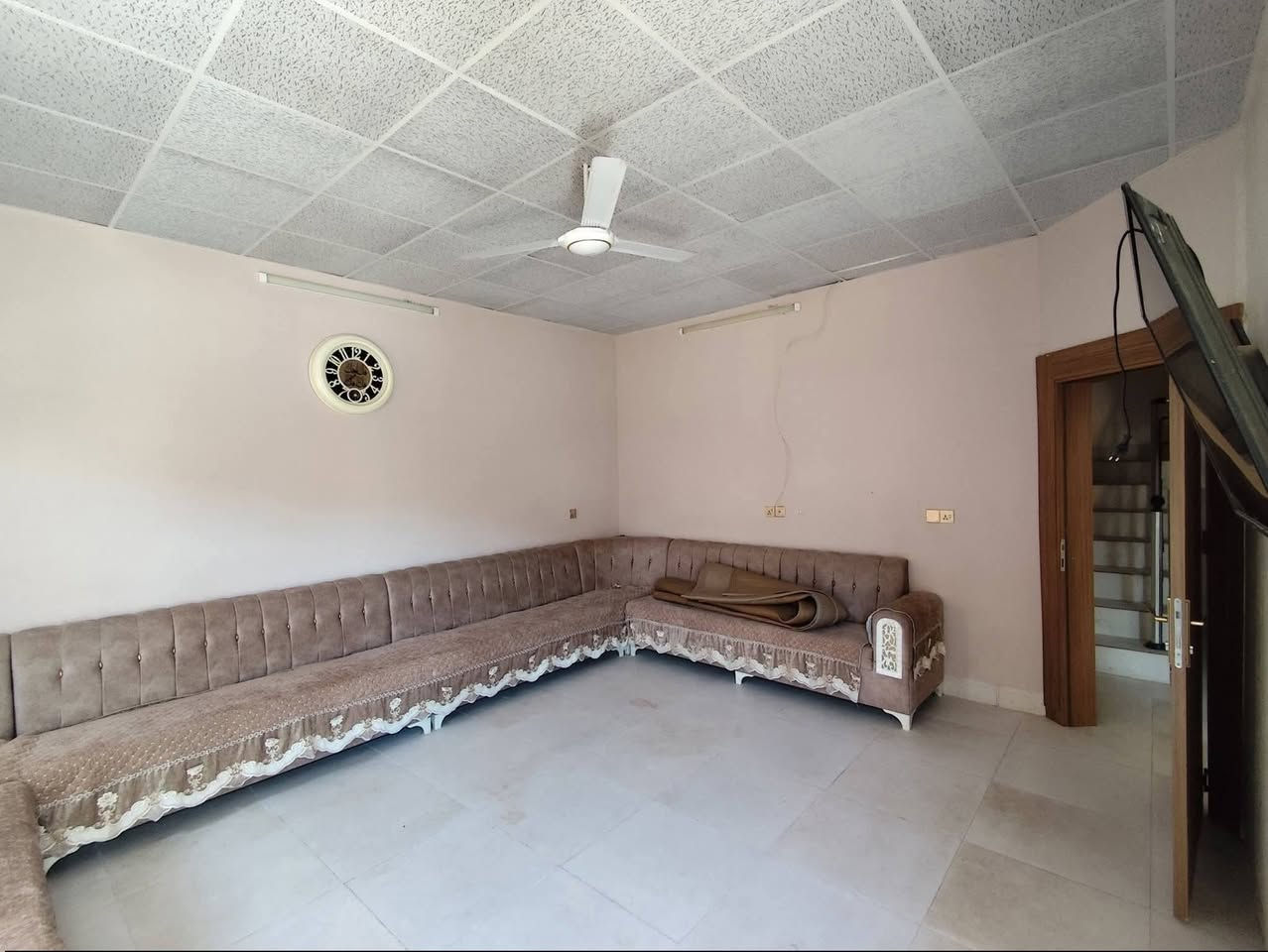 السلام عليكم بيت 100 متر 10 بعشره يحتوي على ثلاث غرف نوم واستقبال ومطبخ صحيات عدد اثنين طاب وملك صرف دور السكك مقابيل اقصى مول اسره المفقودين اي استفسار هذا رقمي، *********** السعر 120
