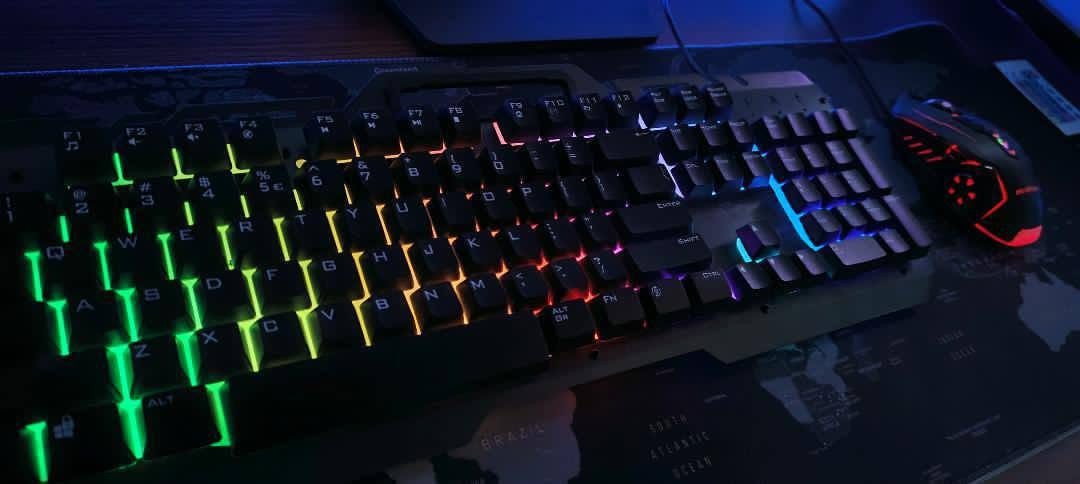 Gaming PC Setup For Sale
PC Specs:
CPU: Intel Core i5-14400F
GPU: ASUS Dual GeForce RTX 5060 OC 8GB GDDR7
Motherboard: ASUS Prime B760M-K DDR5
RAM: 16GB DDR5 6000MHz RGB (2×8GB)
Storage: 1TB WD Blue SN5000 NVMe Gen4 SSD
PSU: XIGMATEK Hydra M 650W 80+ Bronze Full Modular
Case: CORSAIR iCUE 220T RGB White Tempered Glass
Monitor:
LG UltraGear 32GS60QC-B
32" Curved QHD (2560×1440)
180Hz Refresh Rate
1ms Response Time
AMD FreeSync
Peripherals:
Keyboard: GALAX STEALTH ST1-03 Mechanical (Blue Switch)
Mouse: Meetion G3330 RGB Gaming Mouse (8000 DPI)
Mouse Pad
Sony DualShock 4 Controller
المحتويات: PC كامل + شاشة LG 32" + كيبورد ميكانيكي + ماوس + ماوس باد + جويستك سوني 4.
المكان موصل للاستفسار عن بقية التفاصيل خاص


**إذا كنت صاحب هذا الإعلان وتريد حذفه لأي سبب، رجاءا أرسل رسالة إلى الدعم الفني**