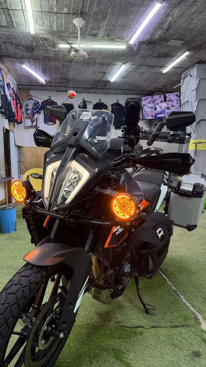 🔥 للبيع KTM Adventure 390
موديل 2022 🔥
دراجة نظيفة جداً وبحالة الوكالة ✨  

يتوفر نظام التقسيط عبر ماستر كارد الرافدين 💳 🌟

السعر 7.250.000🔥

ماشية فقط 4.000 كم ✅  

داخل الضمان - عجلة الخليج لحد 12,000 كم 🔒

💥 تزويد قوي ومتكامل:

✔️ حماية كاملة للدراجة  

✔️ إضافات وسفرات جاهزة  

✔️ صناعة شركة نمساوية

✔️ اقتصادية وعزم ممتاز  

✔️ مناسبة للمدينة والسفر والخطوط

⚡ محرك 390cc  

⚡ ABS + Traction Control  

⚡ شاشة TFT ملونة  

⚡ Quick Shifter  

⚡ نظام ملاحة وربط هاتف

📍 الموقع: بغداد - الدورة  

📞 للتواصل والاستفسار:  

***********  

اتصال + واتساب
