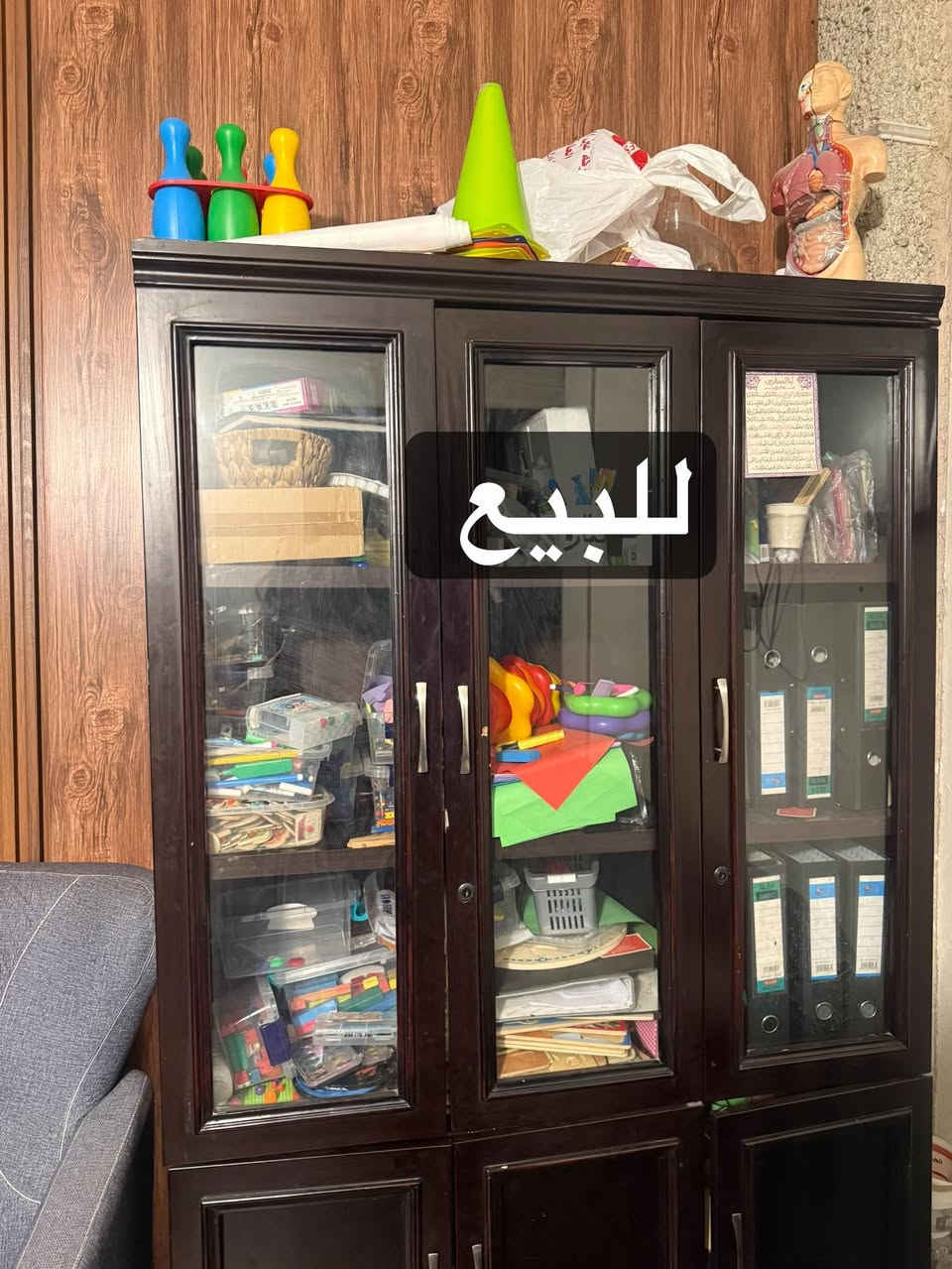 ميز مكتبي مع ملحقاته(بدون الكرسي ) مع مكتبة جام 
للبيع 
السعر 125الف وبيها مجال 
للتواصل ***********
