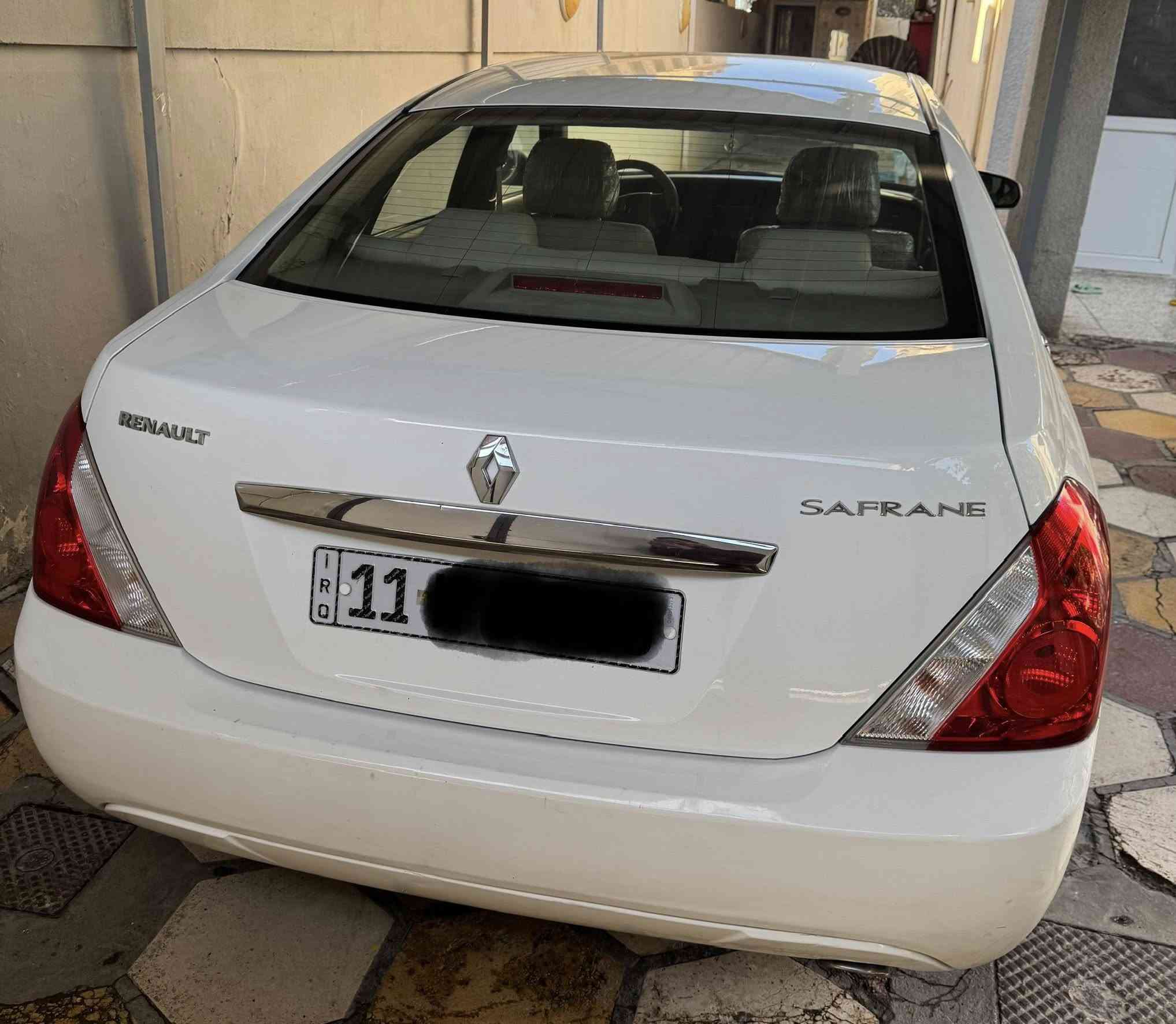 السلام عليكم
للبيع رينو سافران موديل 2011 لو ابيض محرك 2000 (4سلندر ) رقم بغداد انكليزي بأسمي السيارة مال بيت ومال جناي ماشية 181 كم بلادي شرط الجرص حدادية امامي خلفي 90‎%‎  بيها بارد باب السايق والهلال الخلفي وشويه من الباب صبغ بس والسونار موجود مبدللها تخم تاير جديد باتري جديد مسويلها ادامة للمحرك بلكات ومجاول ونوزلات ودهن الكير مبدل الاصلي السياره شلعتها تخبل وترايك وين متريد كشنات تدفئة بصمة تشغيل وابواب وجنطة السيارة بلادية السعر 110 وبيها مجال بسيط مكاني طويريج كربلاء للاستفسار ***********
