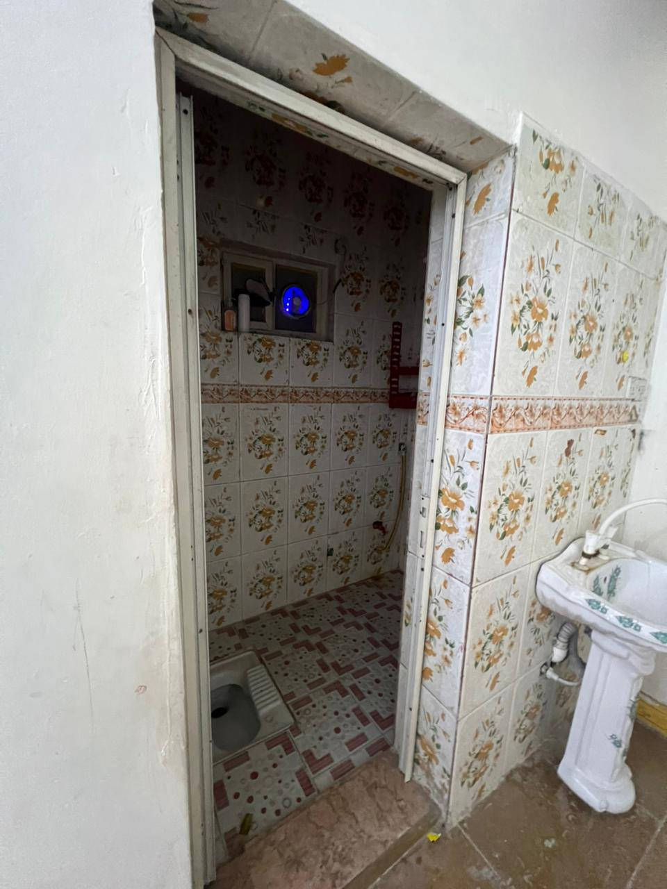 شغل الايجار في منطقه الطاك طابق اول تحتوي على غرفه وصاله ومطبخ وصحيات وسطح سعر 350 الاستفسار مكتب عقارات الفضه ***********
