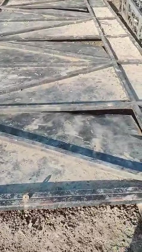 عندي هذا الباب للبيع مال كراج دائره الباب ضخم اله بهياب وياه التكم مالته الي يشتري يجي خاص مال شركات  للبيع العنوان البصره الدير الطول ٦ متر والعرض ٣متر ***********
