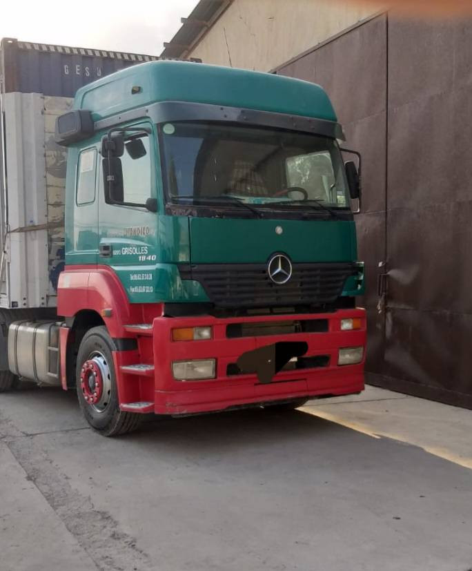 سلام عليكم لبيع كسور موديل 2004 بيع بس راس سعر خاص تواصل عل رقم ***********}{***********
