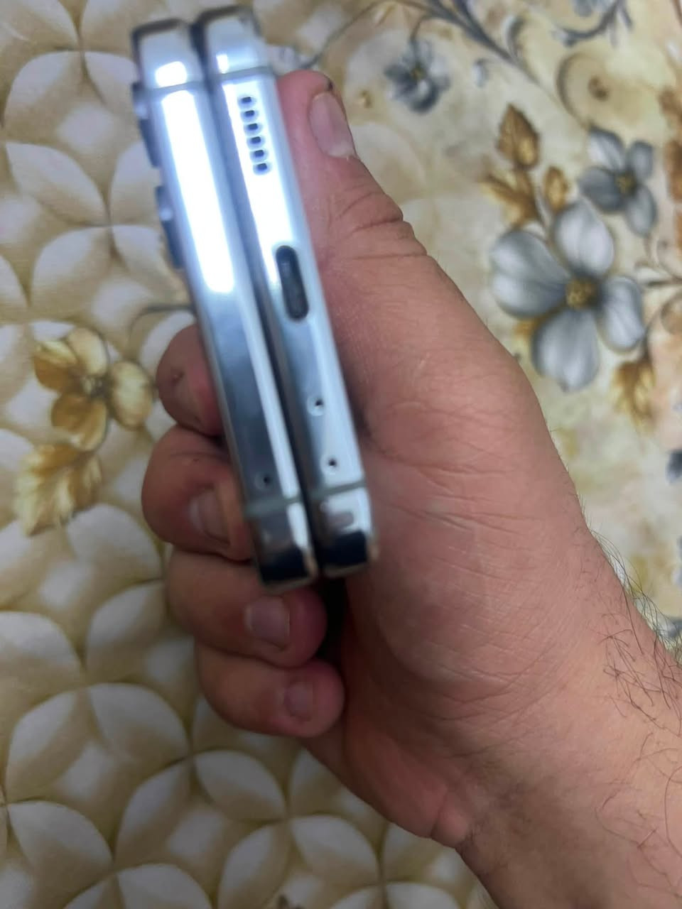 سامسونج z فليب 5 مستعجل ع بيعته 

ذاكرته ٢٥٦ 

كلش نظيف 

عربي رسمي مكفول حتى من الشخط 

مكاني بغداد البياع 

الاتصال ***********
