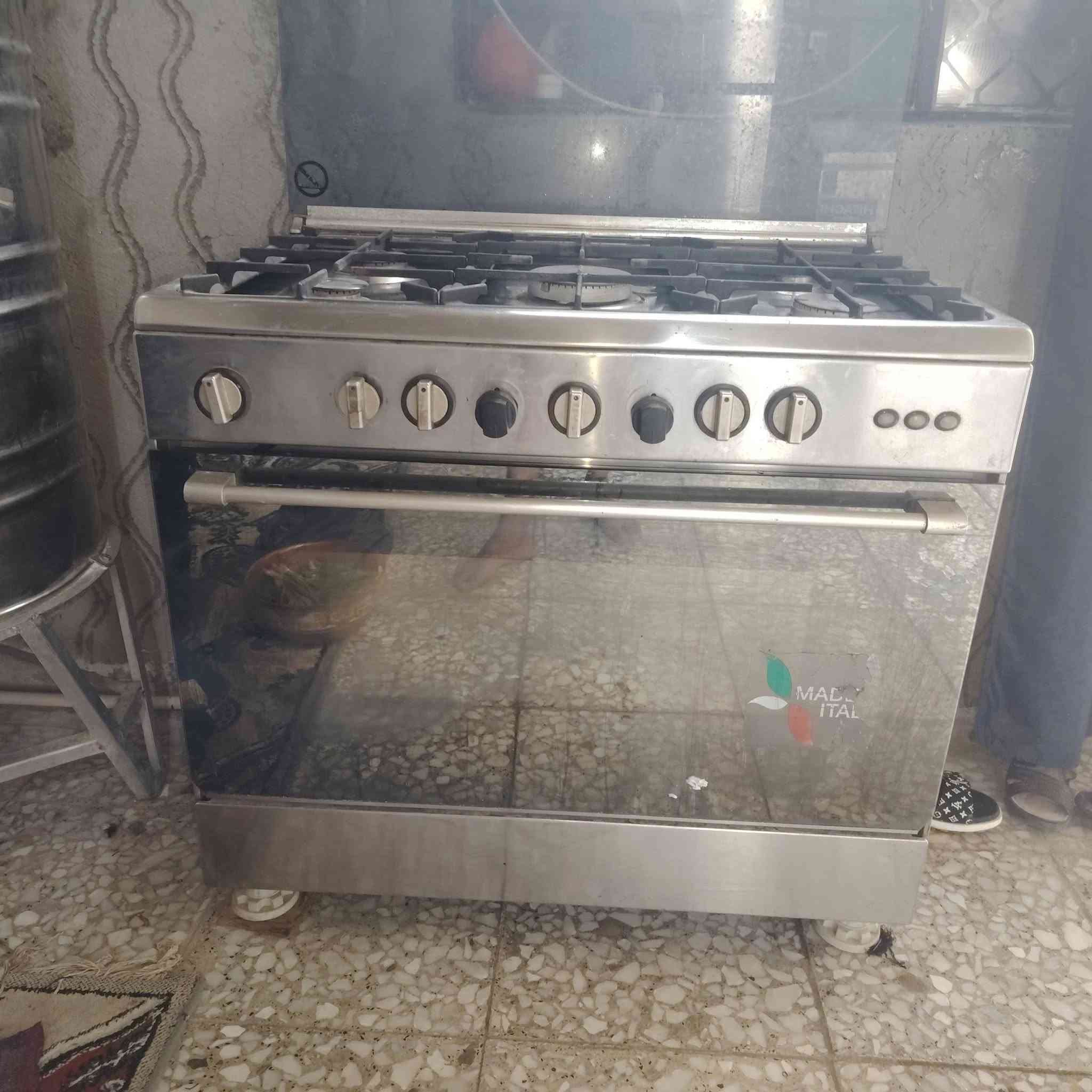 طباخ للبيع كل غراضه شغاله وفرن شغال يخبل
السعر 200 وبي مجال .
***********
