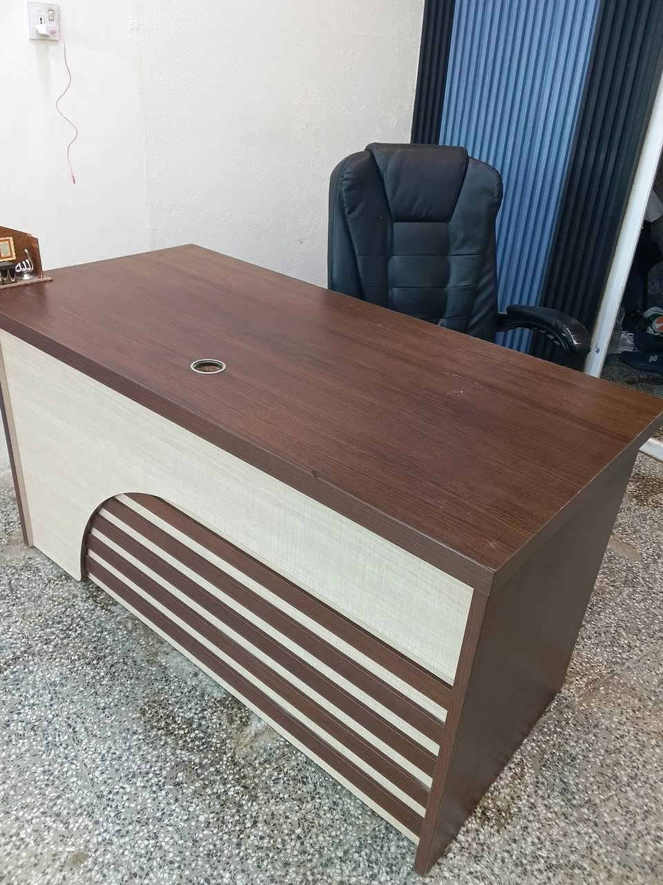 سلام عليكم ميز للبيع مع كرسي مكتبي قابل لل أمتداد السعر 250الف المكان بغداد الغزاليه للتواصل ***********
