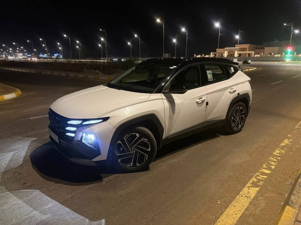 السلام عليكم
هونداي توسان   2025 خليجي ( تو كلر )
ماشيه 42 الف فقط جديده بمعنى الكلمه 
مرقم بغداد كامل بسمي 
تحويل ثاني يوم 
سياره بيها تكحيل بصندوك اصبعين موضح بصور 
  اليكم التفاصيل الآتية فول موصفات 
بحالة : زيرووو بعده 
 حجم المحرك 2.0L 
 مرتبط بناقل حركة أوتو 6 نمر 
 مفتاح التشغيل بصمتين 
سياره تو كلر ارغب شي 📍✅
شاشه دجتل متصله 
 تشغيل عن بعد 
جنطه كهربائي 
سايد بريك بصمه 
 اريل نفكيتر 
حساسات أمامية 
حساسات خلفية
لايت زينون + LED 
 كشافات 
 بك لايت LED 
 دخول بصمة ذكي 
 حجم الاطار 235/55R18 
 ويل كب 20
 4 دسك
 حساسات ضغط الاطارات 
 اشارة في المرايا الجانبية 
 المرايا قابلة للطي كهرباء 
 ماسحة خلفية 
عدد AIR BAG 2
 هاند بريك بصمة 
 ا ABS 
 دشبول شاشة ديجيتال 
 شاشة Apple Car play 
 كاميرا دوارة 
 مقود جلد حياكة 
 مثبت السرعة Cruise 
 المودات والاوامر الصوتية 
 ا Bluetooth / USB 
شاحن هاتف Wireless 
مخرج منفذ الطاقة 
فحص نظام السيارة 
تتسع المقصورة ل 5 ركاب 
حركة المقاعد الأمامية كهرباء 
تجاوي 5 متحركة 
 نظام الايزو فكس ISOFIX
 قطعتين تبريد  
 أوضاع القيادة Drive Mode 
 ا ECO / NORMAL / SPORT 
 أوتو هولد Auto Hold 
 نظام مانع الانزلاق 
 نظام نزول المنحدرات 
حاملات الأكواب عدد 8
 بردات أبواب خلفية 
 بردة خلفية 
 تطعيم الدواخل ألمنيوم 
السعر 231 مجال حك جيه 
رقمي
 ***********
***********
مكاني واسط الصويرة
