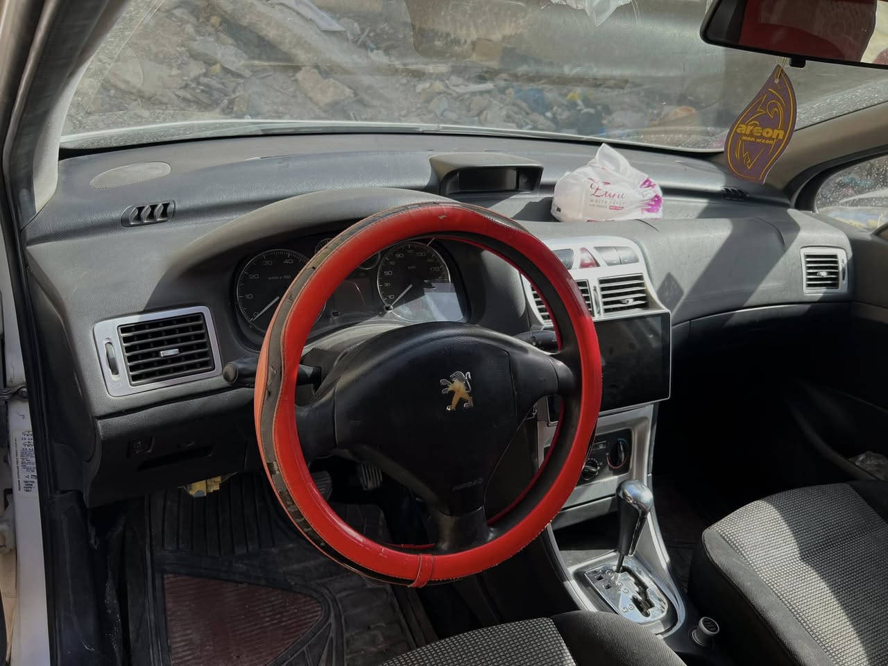 السلام عليكم 
بيجو للبيع 
مديل 2006 307
سنويه لحد 2030
رقم جديد دولي
كير ومحرك مكفول
تبريد شغال 
تخم تاير جديد شاشه 
حادثها بيها مكانات صبغ اني ابيعلك حزام
وبارد قليل بالجاملغ الخلفي
سعرها 52 وبيها مجال
مكان السياره الحله نادر الثانية
***********
