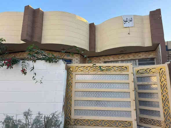 يعل مكتب الزعيم عن البيع دار سكن بناء حديث المساحه 200متر يتكون لبيت استقبال +المطبخ+صاله +غرفيتن نوم +صيات داخليه وخارجيه علما  يكون البيع النقد او عن المبادره السعر ١٢٠مليون الموقع حي العروبه خلف مدرسة العداديه القديمه مقابيل مركز شرطه كنعان الستفسار عله الرقم *********** او زيارت مكتبنا الوقع مدخل منطقه البدعه
