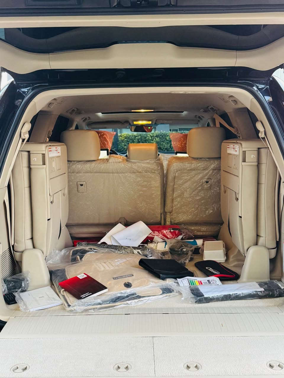 🍃اللَّهُمَّ صَلِّ عَلَى مُحَمَّدٍ وَعَلَى آلِ مُحَمَّدٍ 
تویوتا لاندکروز 2018 GXR فوول مواصفات شرکە ساس 
مسافە المقطوعە : ٦٤ الف کم حقیقی بشرط
محرك ٨ سلندر ٤٧٠٠ کل غراض بلادی موجودە 🔷
الاخوان سیارە اخت زیرو علی وضع شرکە ماکو نفسها 
من استلام شرکە سیارە یمنا و علی الایدنا حتی هسە 
سیارە حیل جدیدە و احلی من الصور كلش جديده .. 🔷

السعر / ٤٩٠ و بیها مجال کلش بصیط جوە السوق
مکان / السلیمانیە مرکز المدینە 
موبایل / ***********

🔷سیارە مکفولە کفالە عامە من کلشی دعامیە ل دعامیە بشرط بدون صبوغ بدون تبديل حیل حلوە و جدیدە ماشالله 
محرك و الگیر بشرط شهر مامفتوح و ماملعوب بیە بشرط بدون صوت او تبخیر او ای خلل جاهزە میە بل میە 🙏🏻

مواصفات GXR فوول شرکە ساس🔷
( فتحە ،، بصمە  ،، ایرباک بردە ،، وایرلیس جارج ،، ٤ كاميرا ،، تشغیل عن بعد ،، کشنات جلد ،، طفايه ،، ثلاجە ،، کشنین کهربائی کشن سایق ٣ دگم،، نیضام ئیکو ،، لایت حساس تنضیف لایت ،، مرایات شفط و قلاب ،، حساسات امامی و خلفی ،، لایت سودە و لید و زینون بلادی ،، داخل بیجی ،، ستیرن فولیوم و بعد هوایە مواصفات بریم المعروفە ...) 

السياره بيها تراي ونعومه ومتعه بالقيادة جدا رائعه 
 سياره كلش جدیدە و جاهزە میە بل میە من کل نواحی الحمدالله ماتلگا حتی ای نقص بصیط  ....

 4 تایرات بلادی جدیدە دانلوب اصلی ...
سنویە و زنکە و رقم فحص و هزە کلها جدیدە و جاهزە ...
صدر و حدادیە بشرط بلادی جاهزە میە بل میە ... السليمانية, العراق
