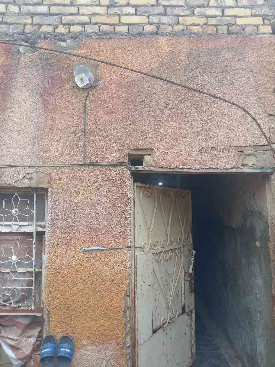 بيت ١٠٠ متر واجهة ٥ ونزال ٢٠ اربع مراحل حوش وهول وستقبال ومطبخ وغرفة نوم. يحتاج ترميم بسيط بي بس غرفة وحدة مرممة ومصبوغة. المكان العشتالاف يم جامع قائم ال محمد. منطقة مبلطة ونضيفة وقريب عالمدارس والسوك. للتواصل ***********
