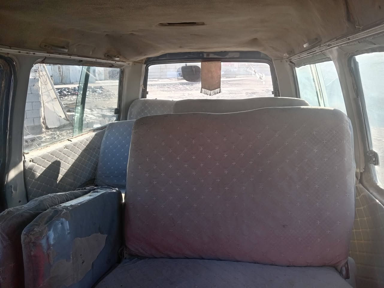 سلام عليكم سياره بسته للبيع ٩٥ السياره كير ومكينه واكسن مكفولات سنويه عضم عاج بس مكسوره عليها غرامات ٥٠٠ ينزل من سعرها مكاني نجف حي العسكري سعرها ٢٠ وبيه مجال  للاستفسار الاتصال على ***********
