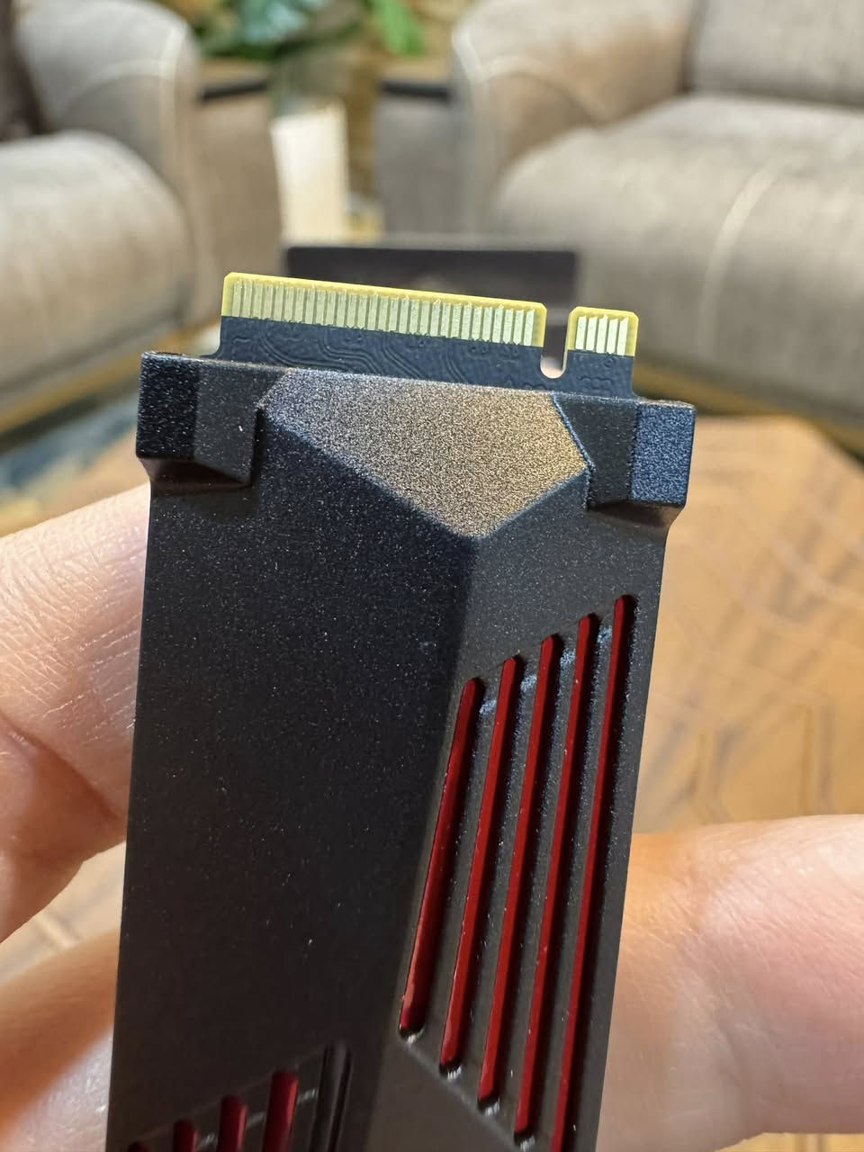 السلام عليكم
هارد ssd m.2 4 تيرا من سامسونك كوري مو صيني
سعره غالي بالمحلات
قيم باليرضي الله وبالعافية
وهاي المواصفات

هذا المنتج هو وحدة تخزين Samsung 990 PRO with Heatsink، وهي وحدة SSD من نوع NVMe M.2 فائقة السرعة.
السعة: 4 تيرابايت.
النوع: PCIe 4.0 NVMe M.2 SSD.
الأداء: تصل سرعة القراءة إلى 7450 ميجابايت/ثانية.
الميزة: تأتي مع مشتت حراري (Heatsink) مدمج للحفاظ على أداء مستقر أثناء الاستخدام الكثيف.
الترجمة
SAMSUNG: سامسونج
4TB: 4 تيرابايت
Blistering speed, endless victory: سرعة خارقة، انتصار لا ينتهي.
990 PRO with Heatsink: 990 برو مع مشتت حراري
PCIe 4.0 NVMe™ M.2 SSD: وحدة تخزين SSD من نوع M.2 بتقنية PCIe 4.0 NVMe
Read Speed 7450MB/s: سرعة قراءة تصل إلى 7450 ميجابايت/ثانية


**إذا كنت صاحب هذا الإعلان وتريد حذفه لأي سبب، رجاءا أرسل رسالة إلى الدعم الفني**