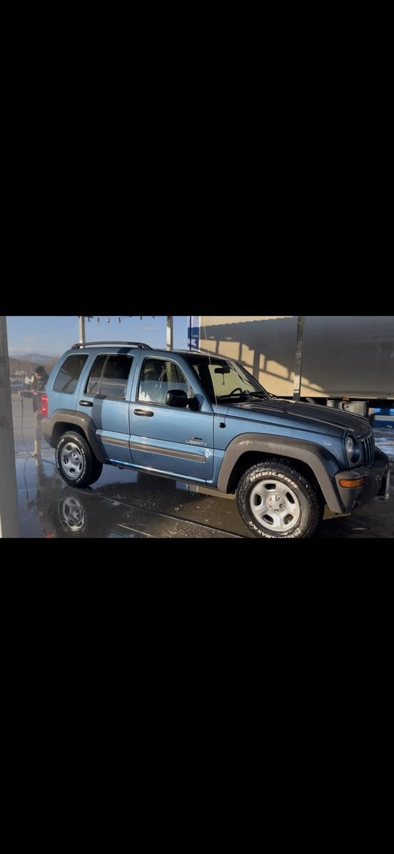 جێب لیبەرتی
مۆدێل2004
یەک پارچە بۆیاخ 
سەقفو بۆنیتی کالبونەوەی هەیە بە بێ بۆیاخ لا ئەچێت
مواسەفات لیمیتد 
سلاید
کوشن کارەبا 
سوکان ڤۆلیۆم
گێر تۆماتیک 
دەبل ئەسکل 
تەبریت مەرکەزی 
بلاجکتۆر
تەبرید سارد و گەرم 
برێک دەس 
بیلاد دەبل هۆرن
تایە تازە 
ماشەلا سەیارەکە زۆر جوانە 
گێرو مەکینەو ئەکسل بەشەرت
شوێن .پێنجوێن
ژ.م ***********
