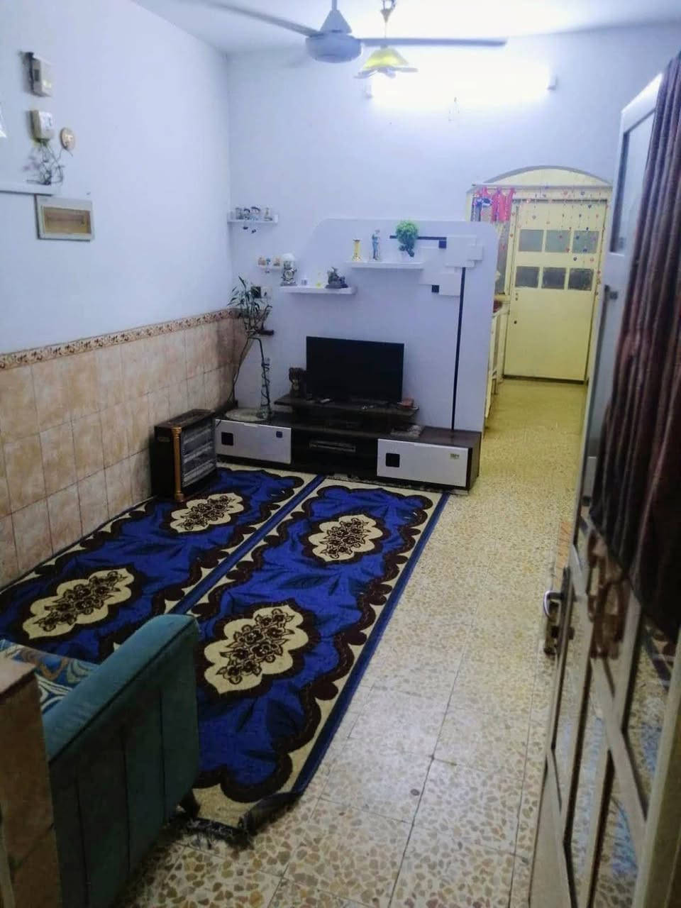 للبيع بيت مساحة وموقع 
موقعه على شارع الغربي قرب شارع حسين كابريتر 
البيت طابق اول كراج استقبال هول غرفه نوم مطبخ منور حمام داخلي وخراجي طابق ثاني صاله كبيرة غرفه حمام سطحين 
الواجهة 7 ونص النزال 13ونص كما موضح لكم في الصور مراجعة شركة الجبل للمقاولات العامة بيع وشراء القطع الاراضي والبيوت في بغداد  للاستفسار ***********
